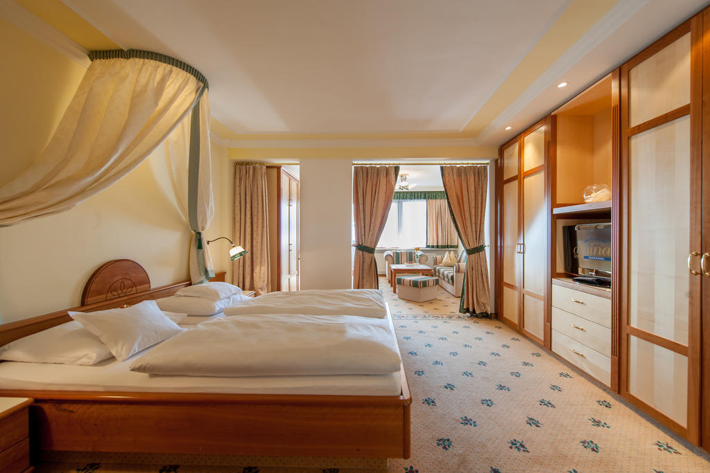 Hotel Alpina Deluxe Обергургл Стая снимка